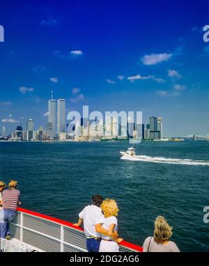 New York 1985, Touristenpaar, Bootstour auf dem Fluss, WTC World Trade Center Twin Towers, Skyline von Manhattan, New York City, NY, NYC, USA, Stockfoto