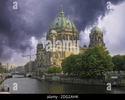 Himmelsfarben über dem Berliner Dom Stockfoto