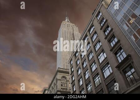 Dramatischer Himmel über den Wolkenkratzern von New York City Stockfoto