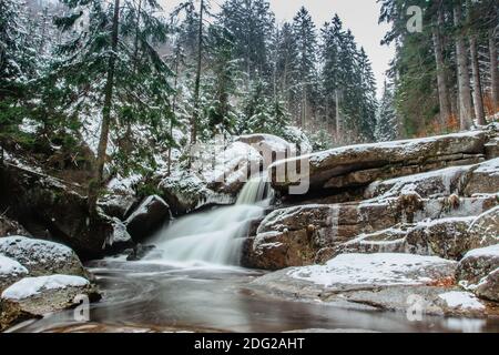 Die Gruppe von Wasserfällen und Kaskaden auf dem Fluss Cerna Desna, in der Nähe von Sous Wasserreservoir, Isergebirge, Tschechische Republik.lange Exposition Wasser.frisch Stockfoto