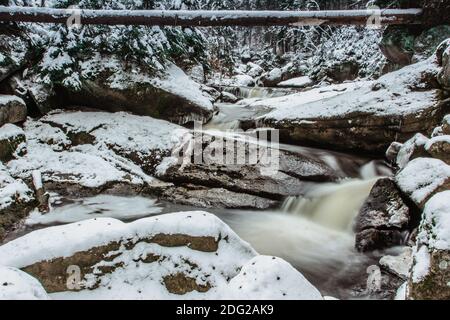 Die Gruppe von Wasserfällen und Kaskaden auf dem Fluss Cerna Desna, in der Nähe von Sous Wasserreservoir, Isergebirge, Tschechische Republik.lange Exposition Wasser.frisch Stockfoto