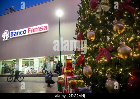 Kinder und Erwachsene fotografieren den neuen Weihnachtsbaum im Zentrum von Hermosillo, Mexiko. Diciembre 2020. © (Foto von Luis Gutierrez/Norte Photo) Niños y adultos se toman Fotos el nuevo arbol de la Navidad en el Centro de Hermosillo, Mexiko Stockfoto