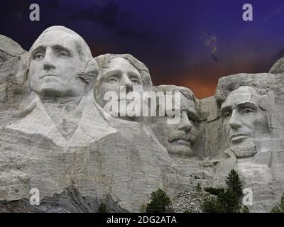 Sonnenuntergang über Mount Rushmore, USA Stockfoto