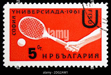 MOSKAU, RUSSLAND - 10. NOVEMBER 2018: Eine in Bulgarien gedruckte Marke zeigt Tennis, Universiade 1961 (I) Serie, um 1961 Stockfoto