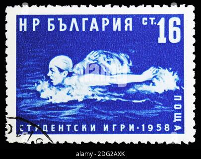 MOSKAU, RUSSLAND - 10. NOVEMBER 2018: Eine in Bulgarien gedruckte Briefmarke zeigt Swimmer, Students' Games Serie, um 1958 Stockfoto
