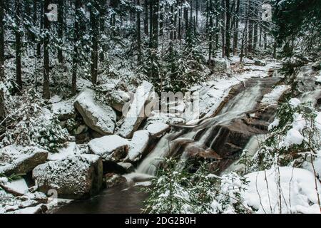 Die Gruppe von Wasserfällen und Kaskaden auf dem Fluss Cerna Desna, in der Nähe von Sous Wasserreservoir, Isergebirge, Tschechische Republik.lange Exposition Wasser.frisch Stockfoto