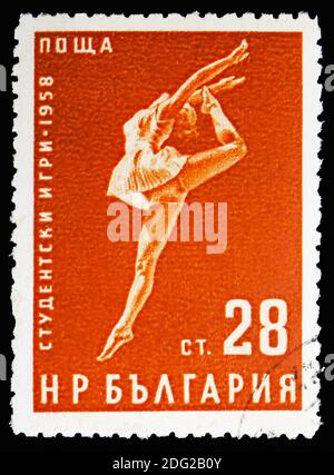 MOSKAU, RUSSLAND - 10. NOVEMBER 2018: Eine in Bulgarien gedruckte Briefmarke zeigt die Serie Dancer, Students' Games 1958, um 1958 Stockfoto