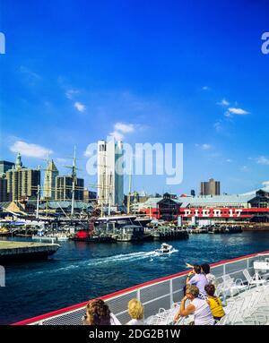 New York 1985, Touristen an Bord einer Bootstour auf dem Fluss, Pier 17, Hafen, South Street Seaport, Manhattan, New York City, NY, NYC, USA, Stockfoto