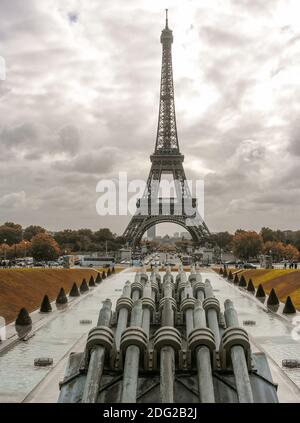 Eiffelturm, Paris. Wundervolle Aussicht auf den berühmten Turm von den Trocadero Gärten Stockfoto