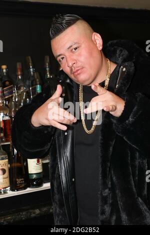 Anaheim, Kalifornien, USA. Dezember 2020. Latin Hip Hop/Rapper Invinceable bei den Dreharbeiten zu seinem neuesten Musikvideo "Rain Dance" mit Rapper Too Short im Angels Cabaret in Anaheim, Kalifornien. Bild: Sheri Determan Stockfoto