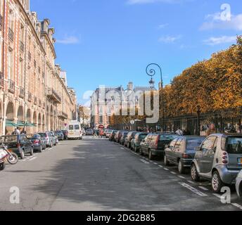 PARIS - OCT 3: Touristen gehen am Place des Vosges, dem berühmten Stadtplatz, 3. Oktober 2007 in Paris. Mehr als 50 Millionen Menschen besuchen Stockfoto