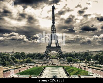 Eiffelturm, Paris. Wundervolle Aussicht auf den berühmten Turm von den Trocadero Gärten Stockfoto