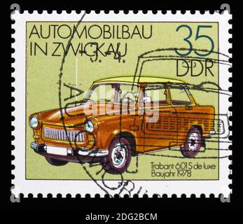 MOSKAU, RUSSLAND - 21. OKTOBER 2018: Eine in Deutschland gedruckte Marke zeigt Trabant 601 S de luxe (1978), Automobile in der Zwickau Serie, um 1979 Stockfoto