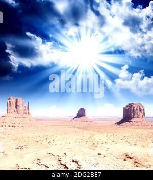 Wunderbarer Himmel über der einzigartigen Landschaft von Monument Valley, Utah, USA. Stockfoto