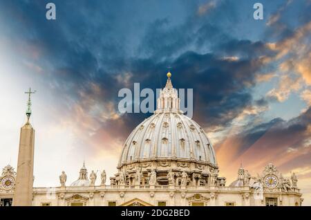 Petersplatz - Vatikanstadt. Wundervolle Aussicht auf den Dom - Cupola di San Pietro Stockfoto