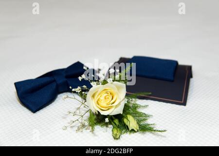 Hochzeit Zubehör - männliche Fliege und boutonniere. Moderner formeller Stil. Vintage- und Retro-Style. Selektiver Fokus. Stockfoto