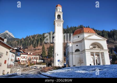 Kirche in den Dolomiten, Wintersaison Stockfoto