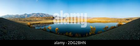 See im Altai-Gebirge. Panorama der Altailandschaft in den Bergen. Die Jahreszeit ist der Herbst. Stockfoto