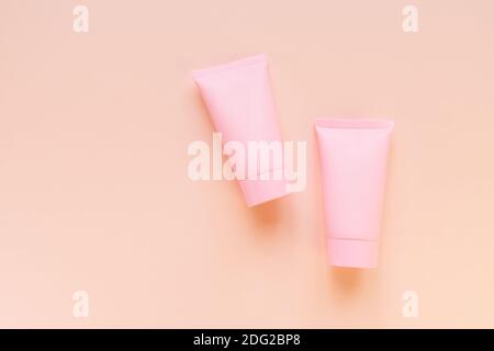 Kosmetik SPA oder Gesicht und Körperpflege Branding Mock-up, Draufsicht auf rosa Hintergrund, Ort für Ihr Design. Stockfoto