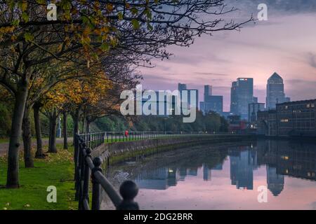 London, Newham, Wolkenkratzer des Canary Wharf / docklands Financial District auf der Isle of Dogs, River Lea und Lea Valley Walk, Herbstbäume Stockfoto