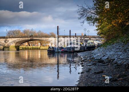 Großbritannien, London, Richmond-upon-Thames / Hounslow, Kew Bridge, eine denkmalgeschützte Brücke über die Themse, Themse bei Ebbe, festgeklammerte Hausboote Stockfoto