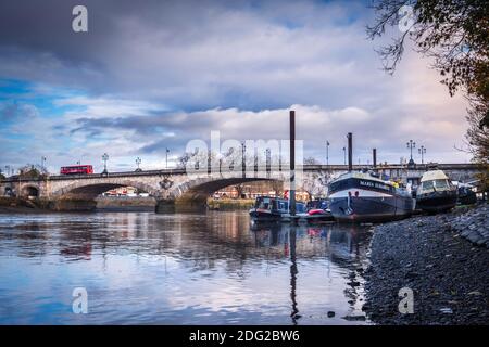 Großbritannien, London, Richmond-upon-Thames / Hounslow, Kew Bridge, eine denkmalgeschützte Brücke über die Themse, Themse bei Ebbe, festgeklammerte Hausboote Stockfoto