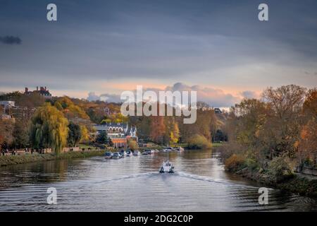 Europa, Großbritannien, London, Richmond, ein wohlhabender Wohnvorort im Westen Londons, Themse, Herbst, Boote auf dem Fluss, Bäume im Herbst, ruhige Szene Stockfoto