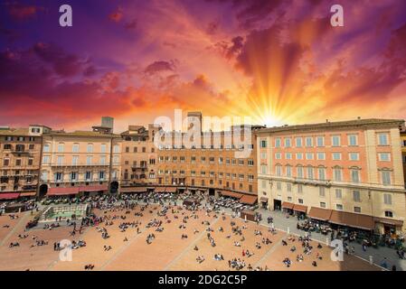 Herrliche Luftaufnahme von Piazza del Campo, Siena an einem schönen sonnigen Tag Stockfoto