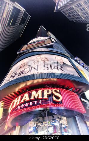 NEW YORK - 1. APRIL 2011: Nachtanzeigen über Times Square am 17,2012. April in New York City. Times Square ist die am meisten besuchte Tour Stockfoto