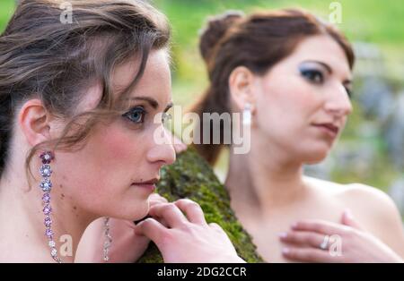 Zwei schöne junge Frauen entspannen im Freien in der Frühjahrssaison