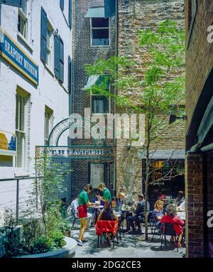 New York 1985, Terrasse im Freien, Menschen, Innenhof, South Street Seaport, Lower Manhattan, New York City, NY, NYC, USA, Stockfoto