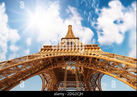 Paris. Mächtige Struktur des herrlichen Eiffelturms bei Sonnenuntergang Stockfoto