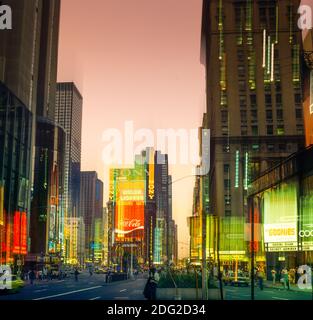 New York 1985, Times Square, beleuchtete Werbeschilder, Autos, Menschen, Dämmerung, Bewegungseffekt, Midtown Manhattan, New York City, NY, NYC, USA, Stockfoto