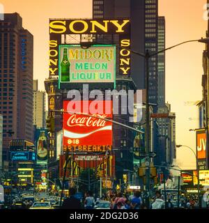 New York 1985, Times Square in der Abenddämmerung, beleuchtete Werbeschilder, Autos, Menschen, Midtown Manhattan, New York City, NY, NYC, USA, Stockfoto