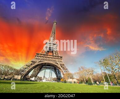 Paris, Frankreich. Wunderbarer Blick auf den Eiffelturm mit Gärten und buntem Himmel Stockfoto