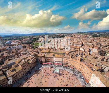 Herrliche Luftaufnahme von Piazza del Campo, Siena an einem schönen sonnigen Tag Stockfoto