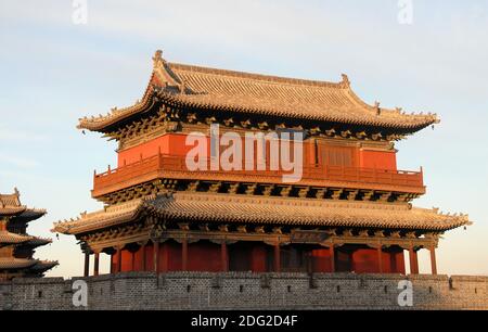Datong, Provinz Shanxi in China. Ein Wachturm auf der restaurierten Stadtmauer von Datong in der späten Nachmittagssonne gesehen. Stockfoto