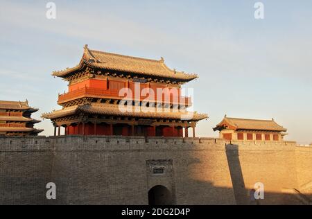 Datong, Provinz Shanxi in China. Ein Wachturm auf der restaurierten Stadtmauer von Datong in der späten Nachmittagssonne gesehen. Stockfoto