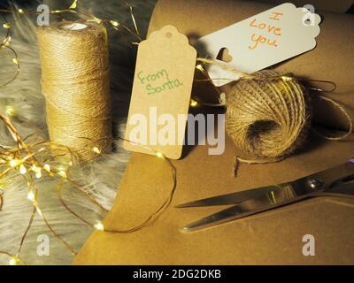 Minimalistische Verpackung Brown Paper, Schere, Tags und String Stockfoto