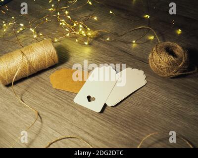 Minimalistische Verpackung Brown Paper, Tags und String Stockfoto