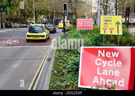 Schilder für neue Pop-up-Rad-und Buslinien mit Fahrspuren geschlossen wegen covid-19 zusätzliche Finanzierung für Städte, Bristol Stockfoto