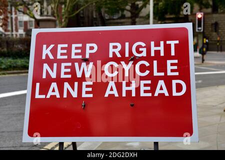 Schild für Autos, um sich rechts zu halten, da die neue Pop-up-Radstraße wegen covid-19, Bristol Stockfoto