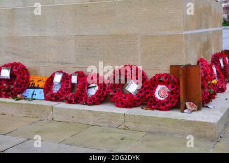 Mohnkränze am Fuße des Cenotaph-Kriegsdenkmals in Bristol, England Stockfoto