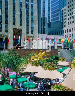 New York 1985, Rockefeller Center Plaza, Rink Bar, Restaurant, Cafeterrasse, Goldene Statue von Prometheus, Flaggen aus allen Ländern, Manhattan, New york City, NY, NYC, USA Stockfoto