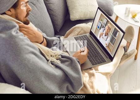 Mann mit Fieber mit Online-ärztliche Beratung und Hören zu Arzt e-verschreibt ihm Medizin Stockfoto