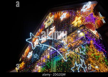 Heidenheim, Deutschland. Dezember 2020. Bunte blinkende Lichter auf einem Haus zu Weihnachten geschmückt. Rund 30,000 Leuchtdioden lassen das Haus erstrahlen. Quelle: Stefan Puchner/dpa/Alamy Live News Stockfoto
