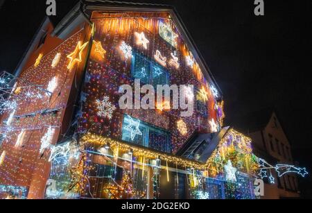 Heidenheim, Deutschland. Dezember 2020. Bunte blinkende Lichter auf einem Haus zu Weihnachten geschmückt. Rund 30,000 Leuchtdioden lassen das Haus erstrahlen. Quelle: Stefan Puchner/dpa/Alamy Live News Stockfoto
