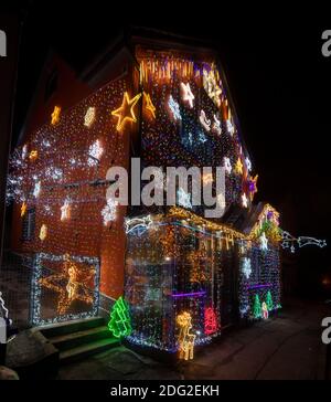 Heidenheim, Deutschland. Dezember 2020. Bunte blinkende Lichter auf einem Haus zu Weihnachten geschmückt. Rund 30,000 Leuchtdioden lassen das Haus erstrahlen. Quelle: Stefan Puchner/dpa/Alamy Live News Stockfoto