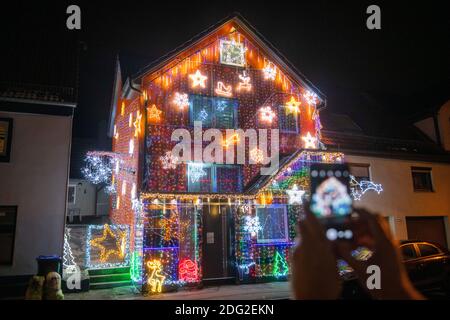 Heidenheim, Deutschland. Dezember 2020. Bunte blinkende Lichter auf einem Haus zu Weihnachten geschmückt. Rund 30,000 Leuchtdioden lassen das Haus erstrahlen. Quelle: Stefan Puchner/dpa/Alamy Live News Stockfoto