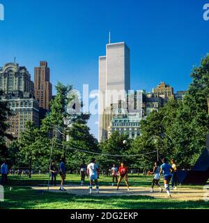 New York 1985, vor 2001, Volleyballspieler, Battery Park, WTC World Trade Center Twin Towers, Lower Manhattan, New York City, NY, NYC, USA, Stockfoto